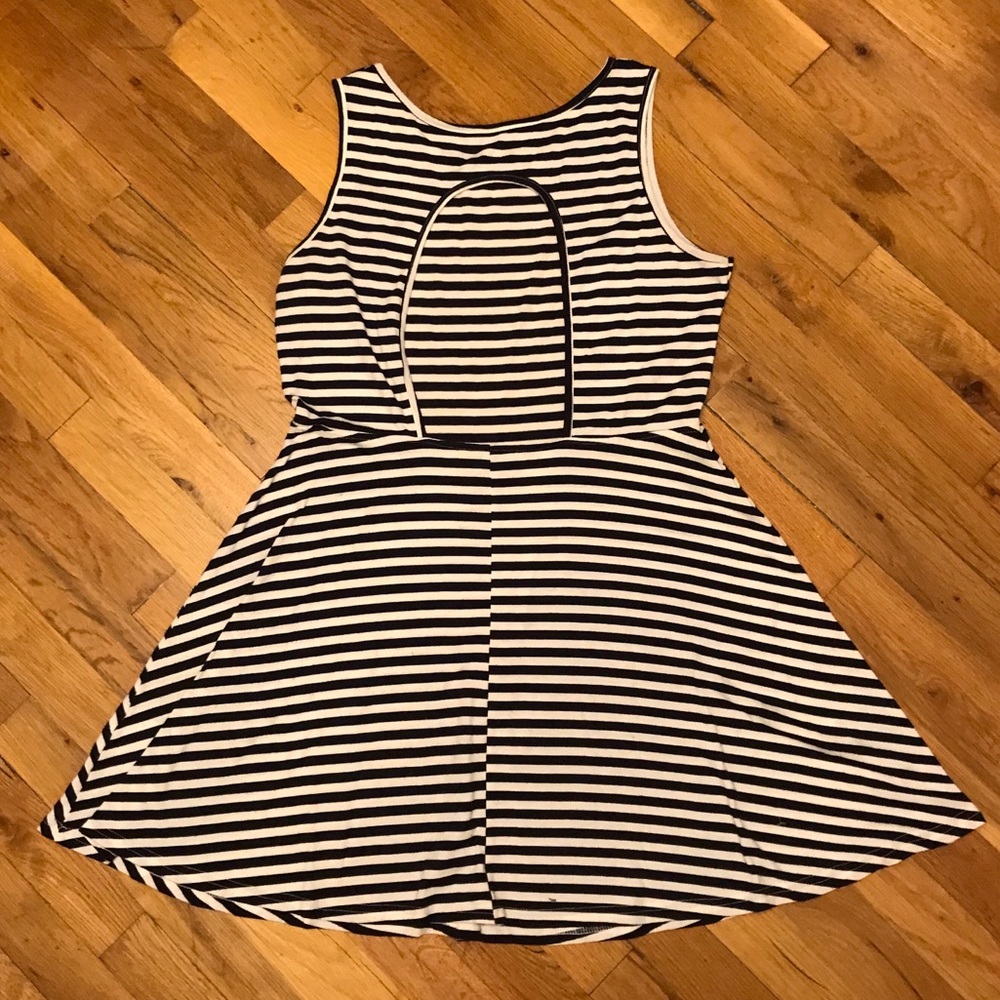 Blue and white dress / cut out on back - Picture 3 of 4